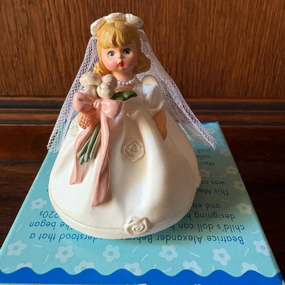 Wedding Cake Topper: Bride and Groom